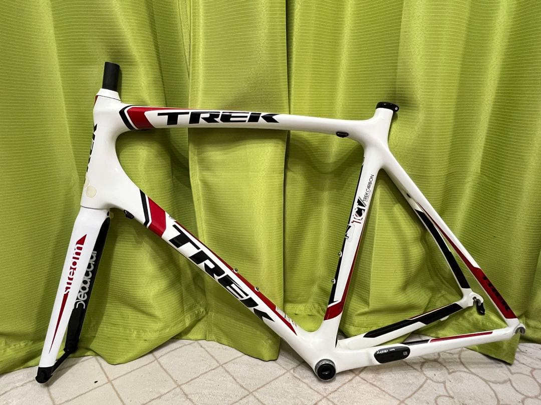 Trek Madone 4.7の自転車フレームセットとシートポストが含まれます。