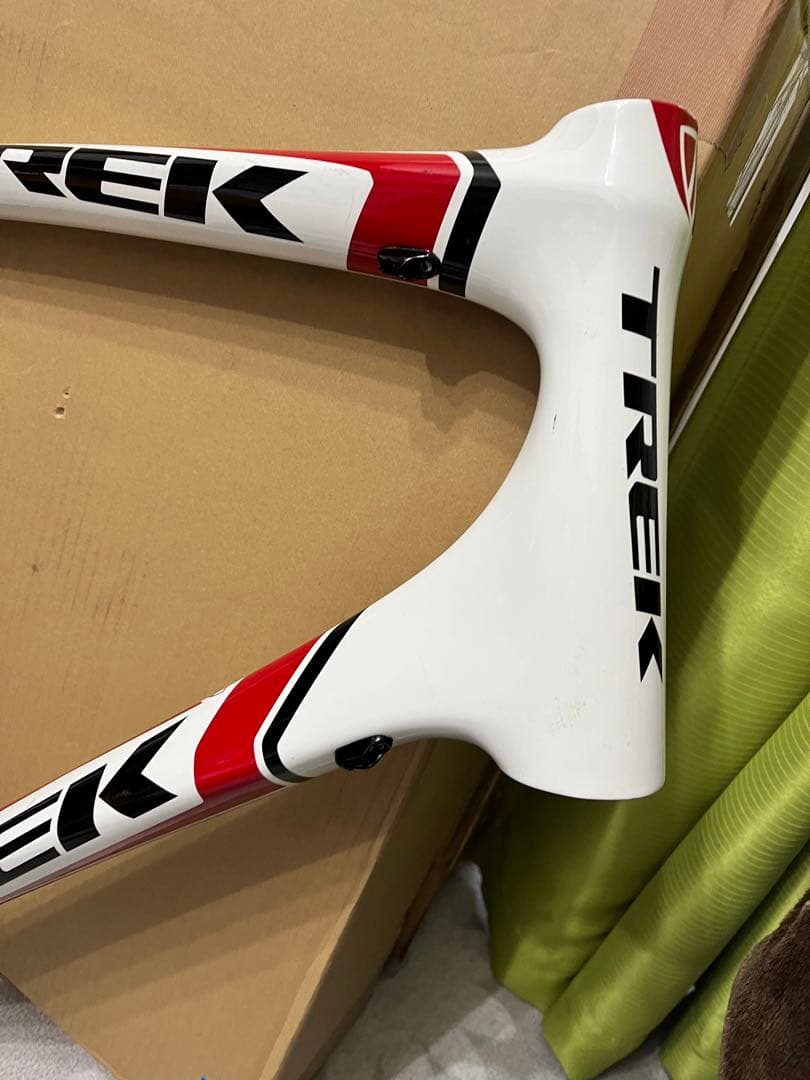 Trek Madone 4.7の自転車フレームセットとシートポストが含まれます。