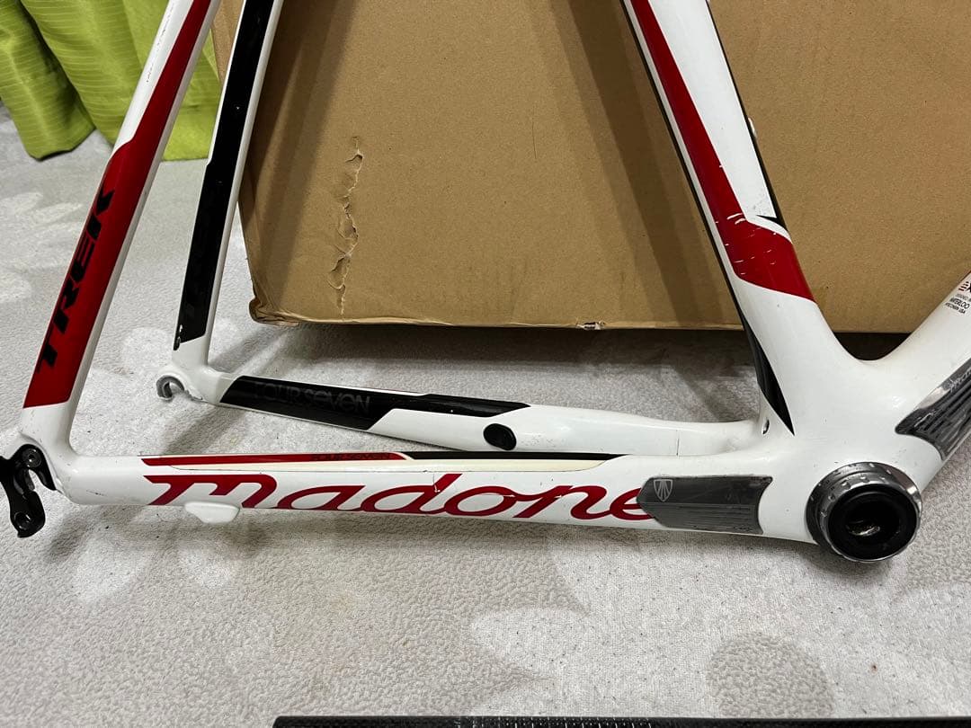 Trek Madone 4.7の自転車フレームセットとシートポストが含まれます。