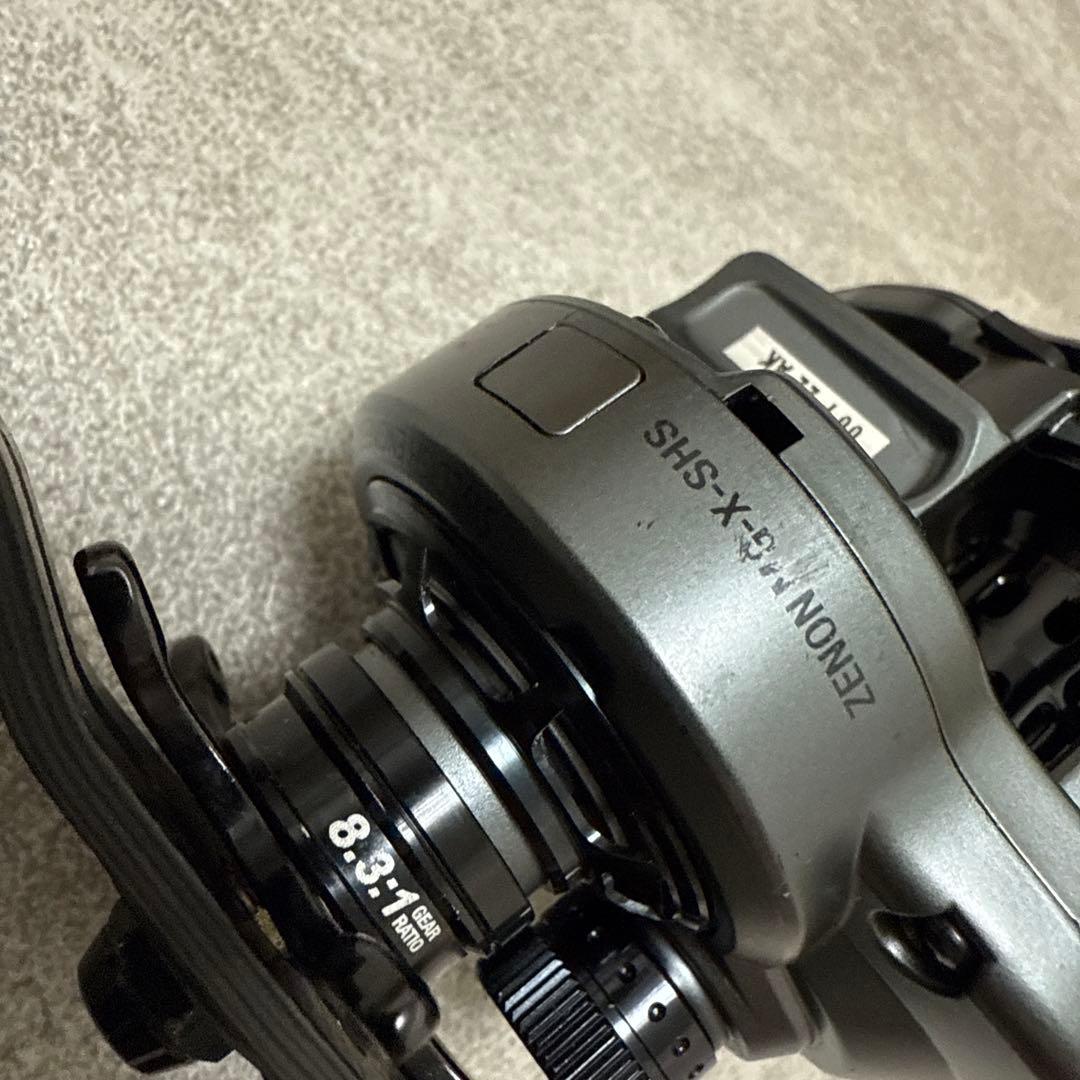 アブガルシア　ゼノン MG-X 8.3　ハイギア(右)　Abu Garcia