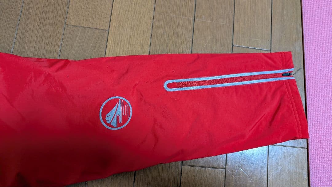 中央大学陸上駅伝部のウィンドブレーカー上下です。