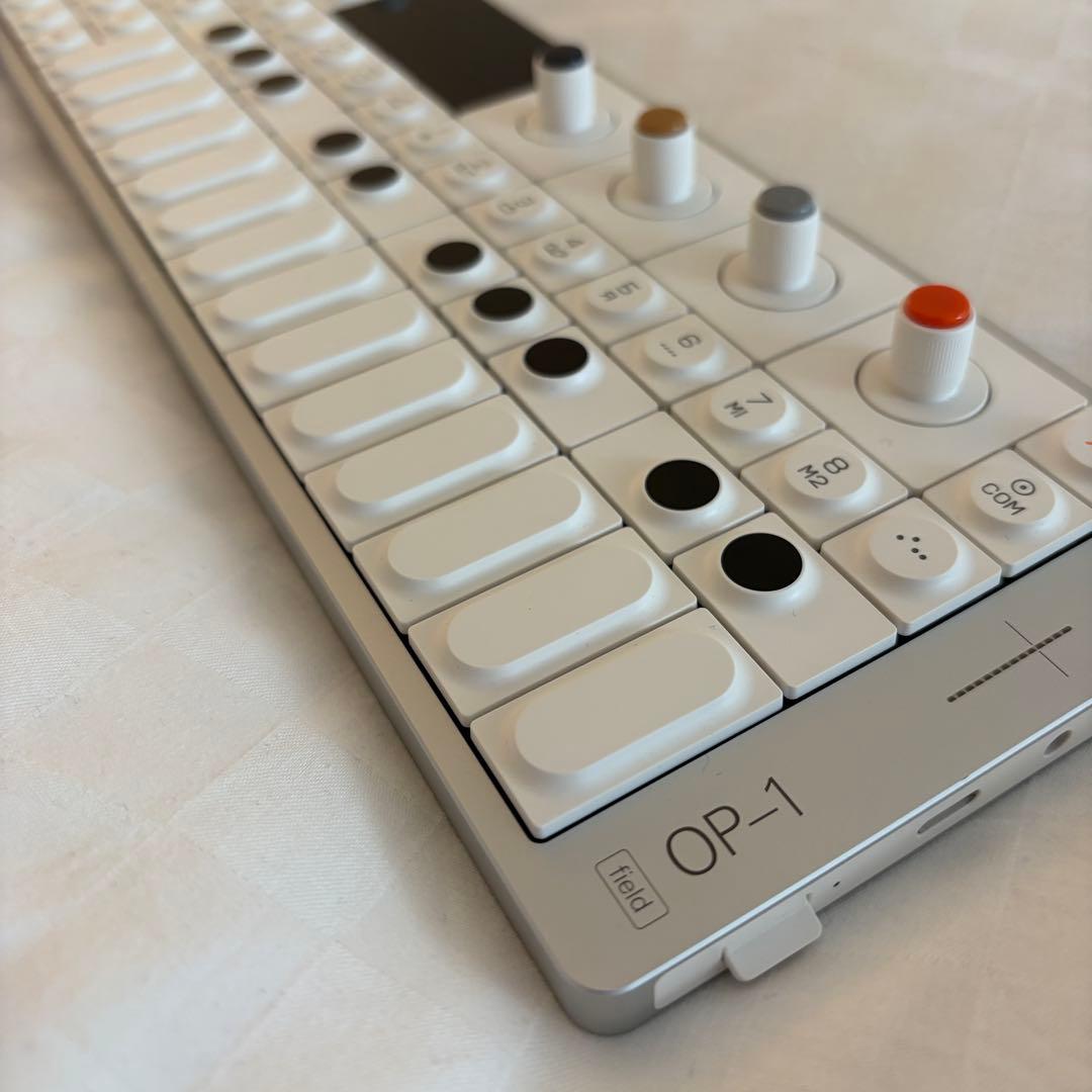 【美品】Teenage Engineering OP-1 Field