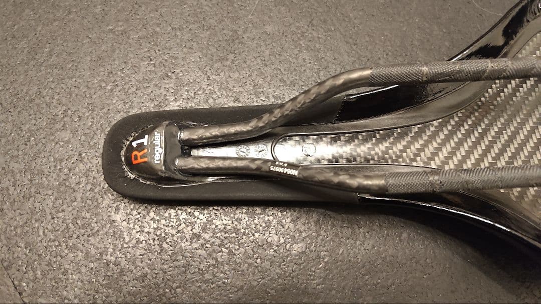 fi'zi:k Antares R1 サドル 142mmカーボンレール 新車外し