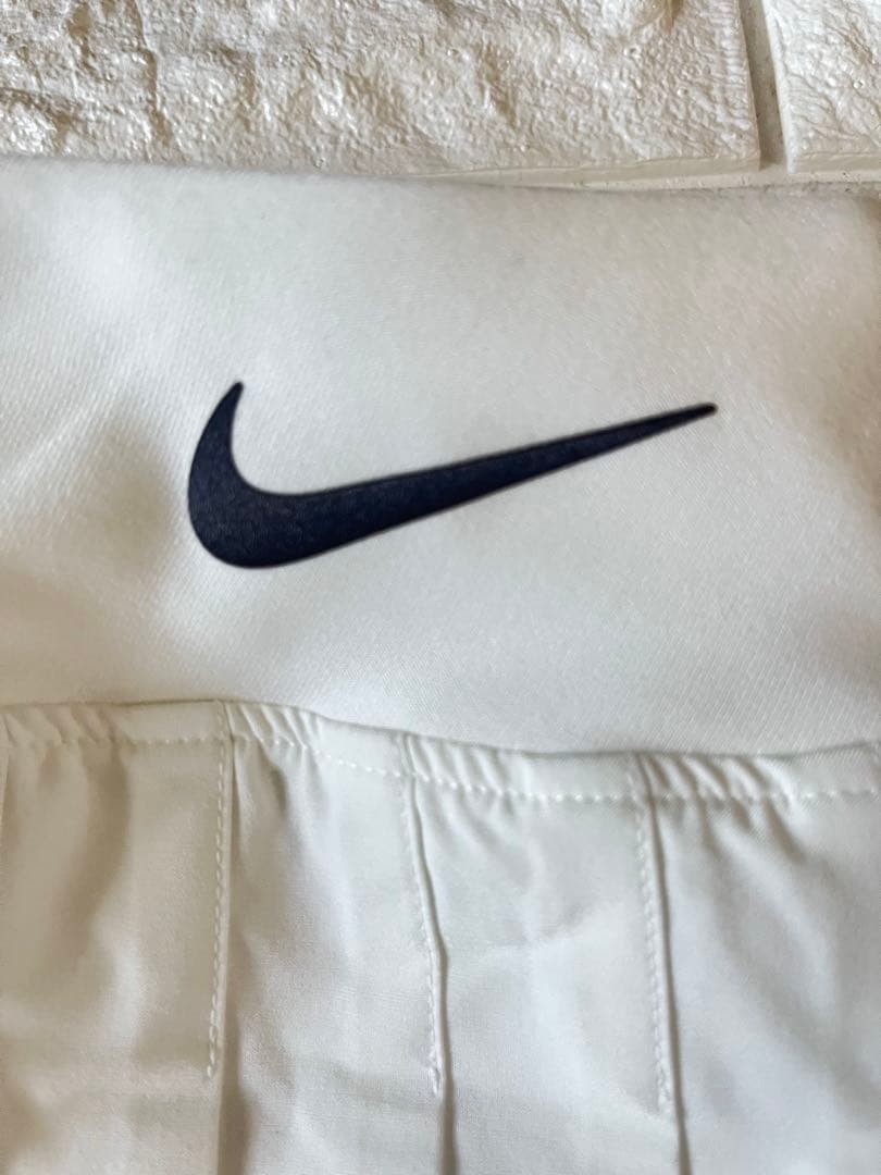 新品タグ付き　Nike テニススカート ホワイトＭ　海外