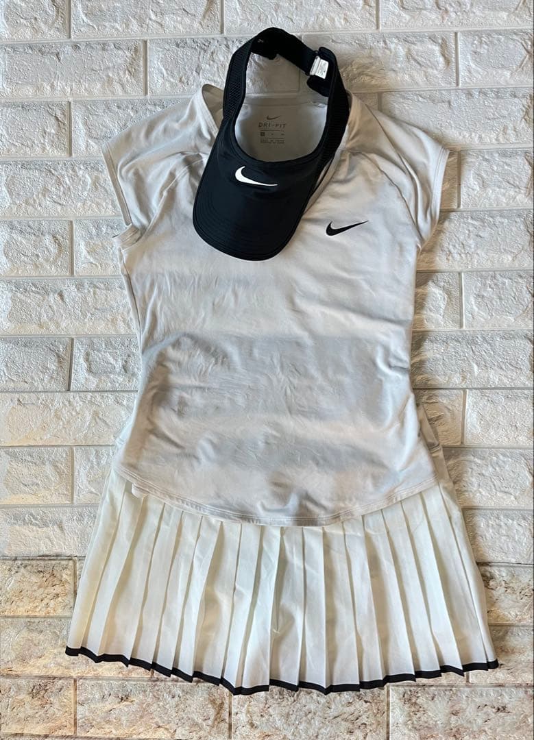 新品タグ付き　Nike テニススカート ホワイトＭ　海外