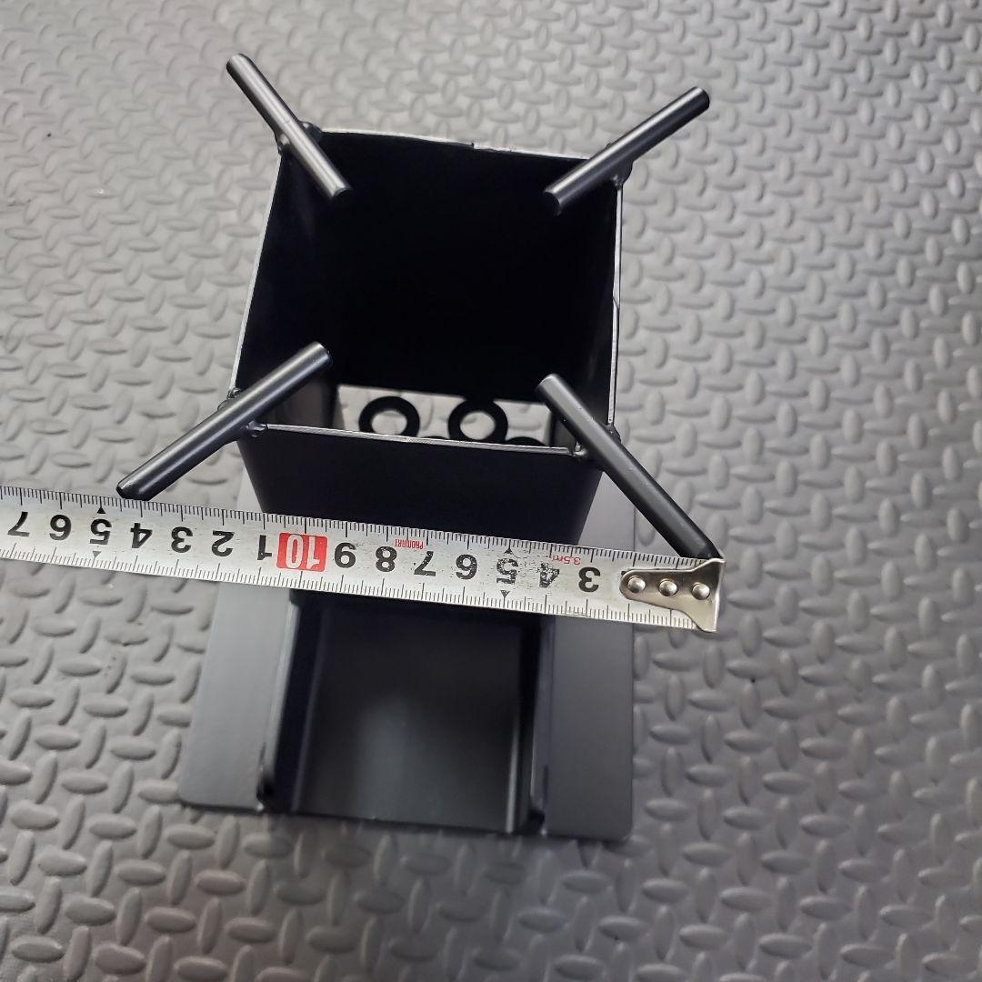 コンパクトハンドメイドのロケットストーブ