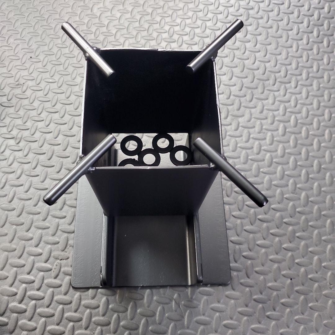 コンパクトハンドメイドのロケットストーブ