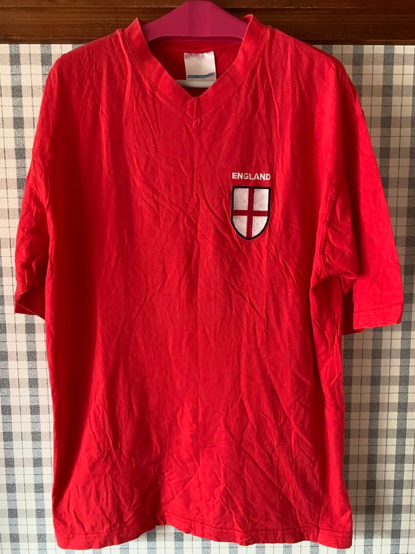入手困難！イングランドTシャツ 珍しいVネックの赤