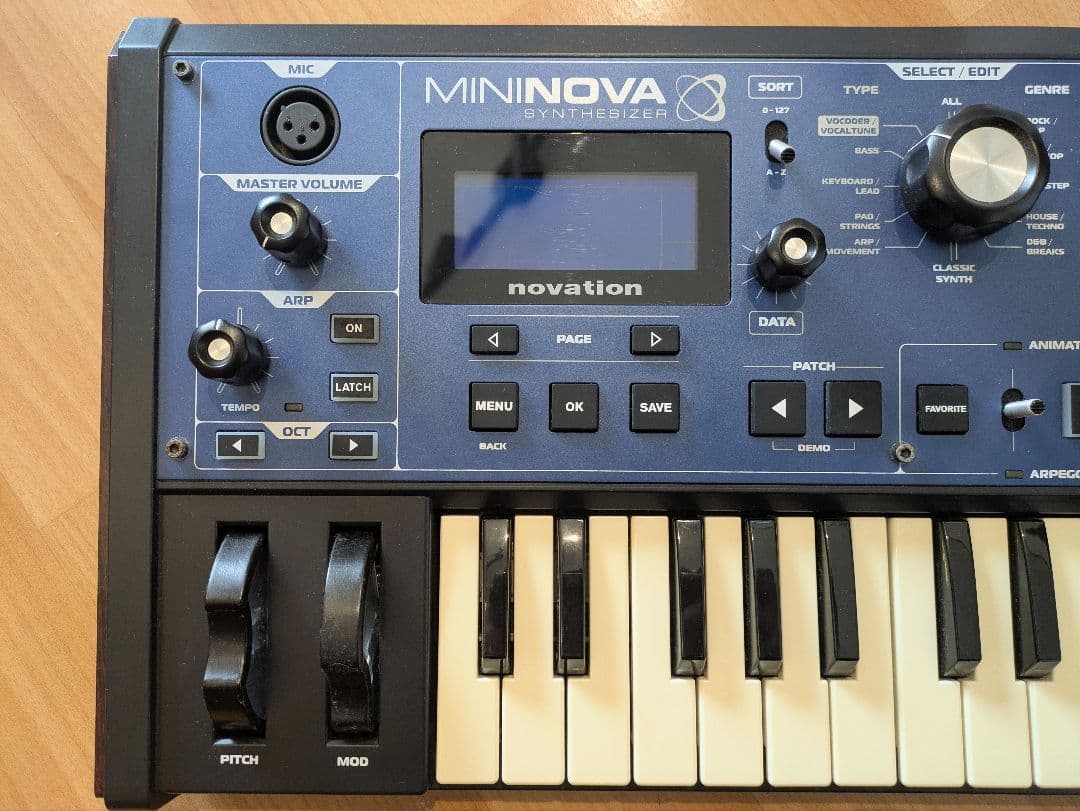 novation mininova シンセサイザー