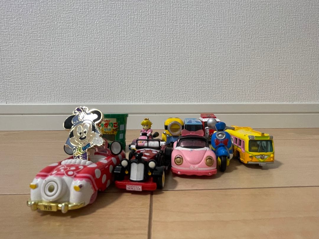 トミカ　ディズニー＆ユニバ　ミッキー ピンバッジ付き