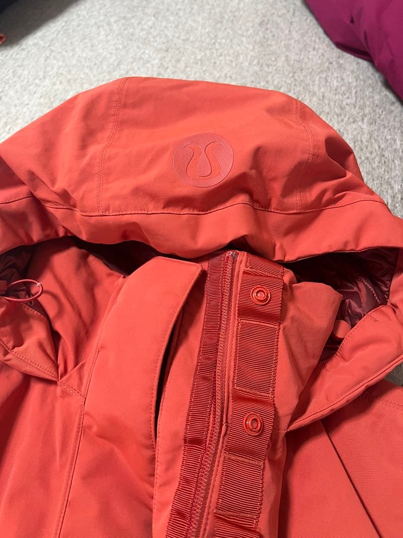 Lululemon フード付きオレンジジャケット
