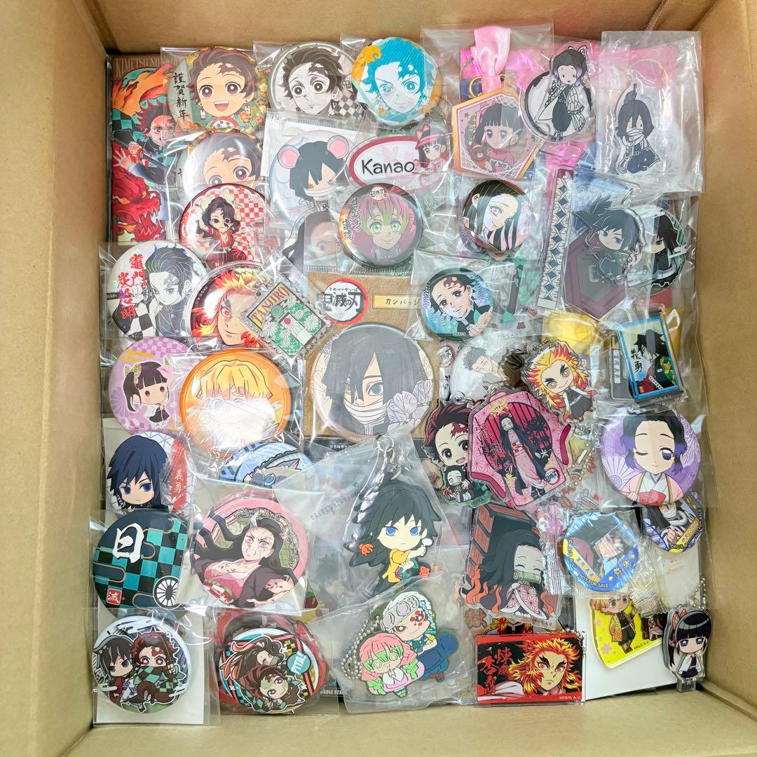 鬼滅の刃 グッズ ぬいぐるみ アクスタ 缶バッジなど まとめ売り 100点以上
