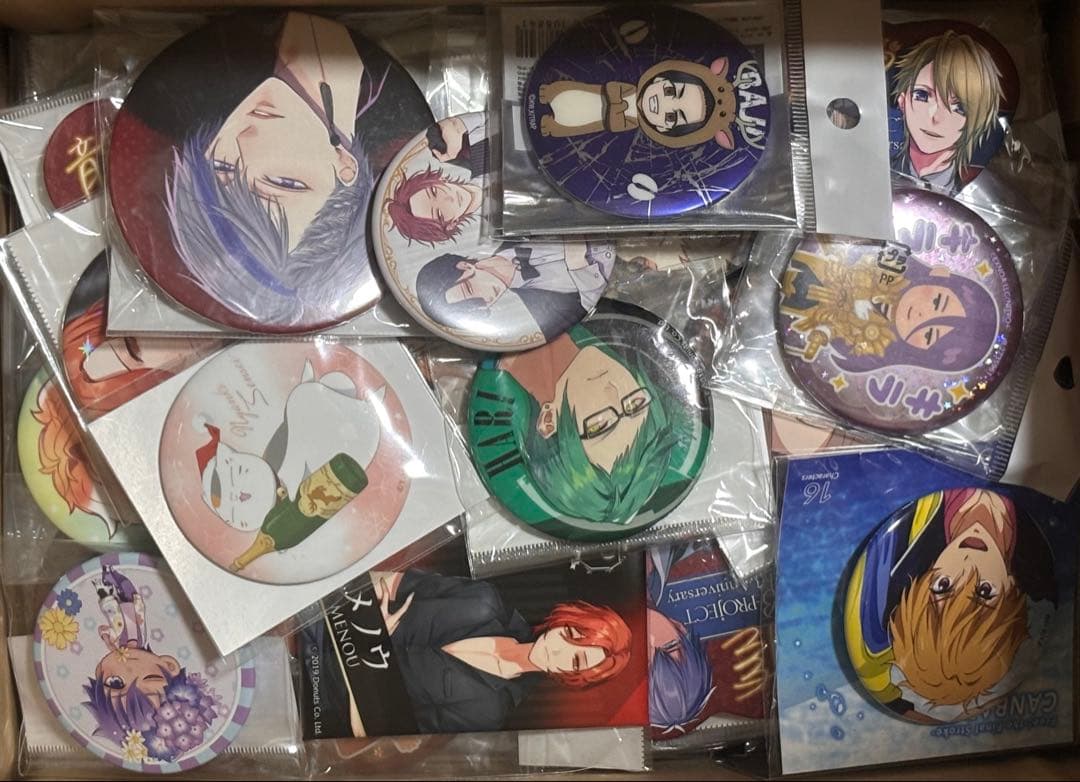 アニメグッズ　ノンジャンル　缶バッジ　120点以上　まとめ売り　大量　60サイズ