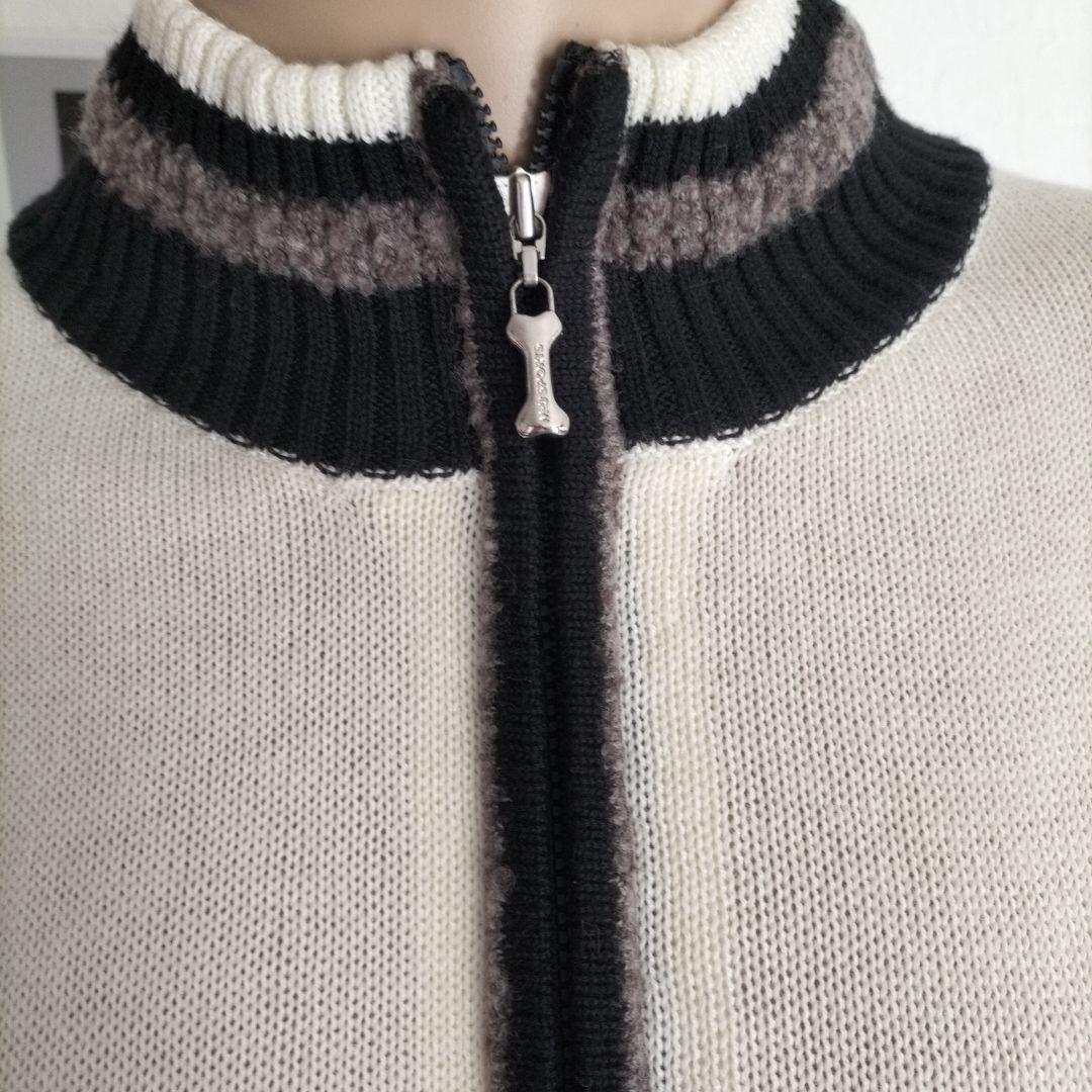 未使用犬刺繍付きアイボリーハイネックセーター