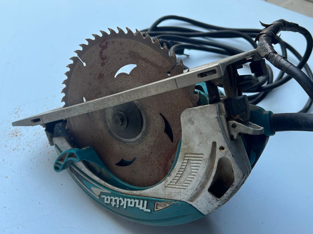 中古　makita マキタ 190mm丸ノコ 5837BA