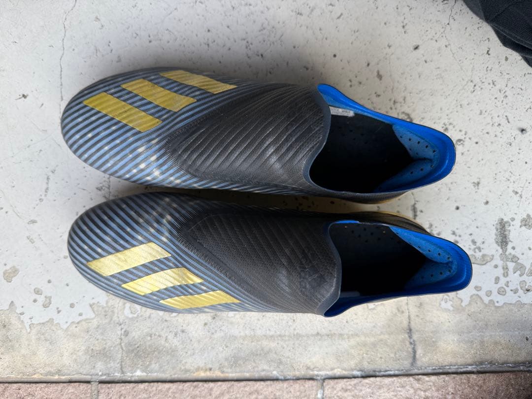 adidas サッカーシューズ ブラック/ゴールド/ブルー