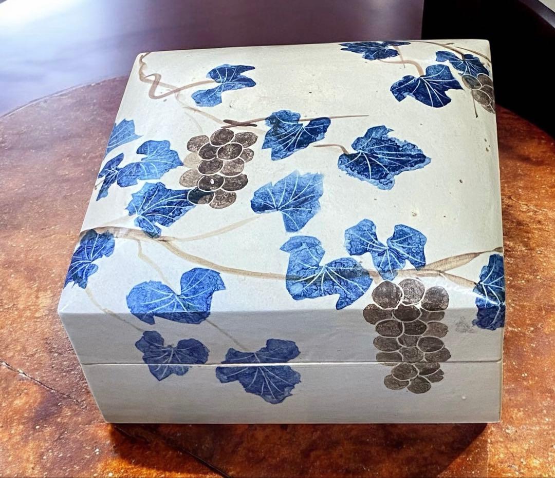 佐賀の古民家より★陶器の重箱　内部にも絵付された丁寧な造りの逸品　『高の』印