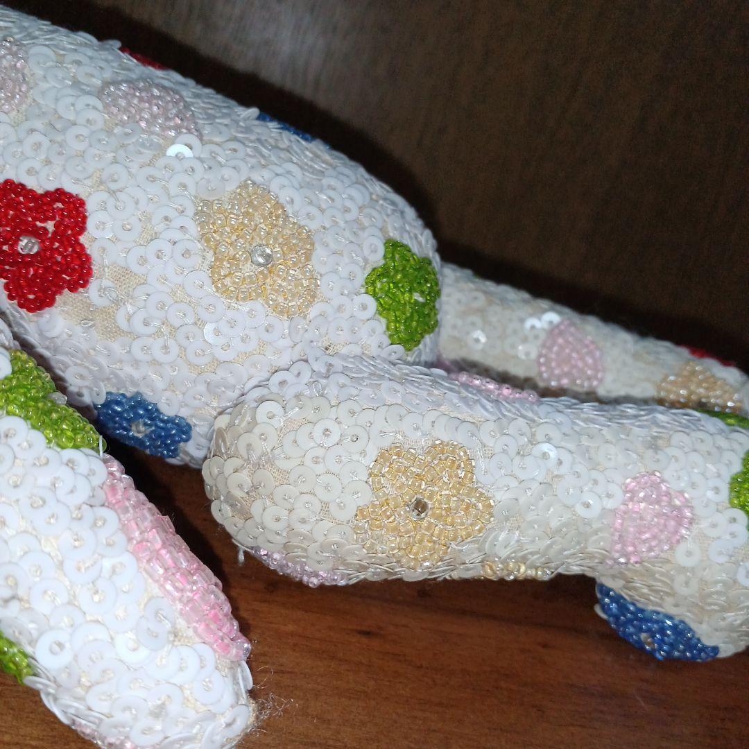 チリア 花とハートの立体刺繍のテディベア