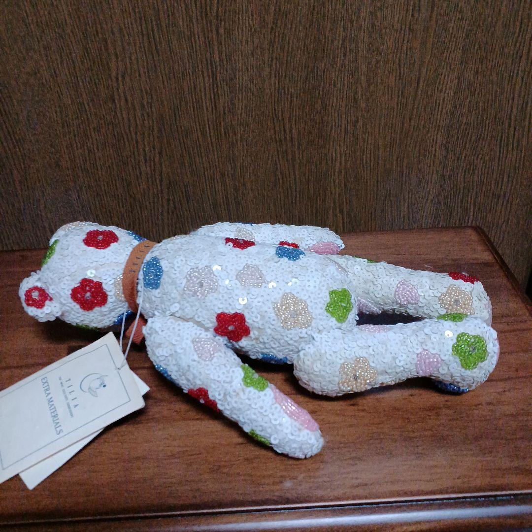 チリア 花とハートの立体刺繍のテディベア