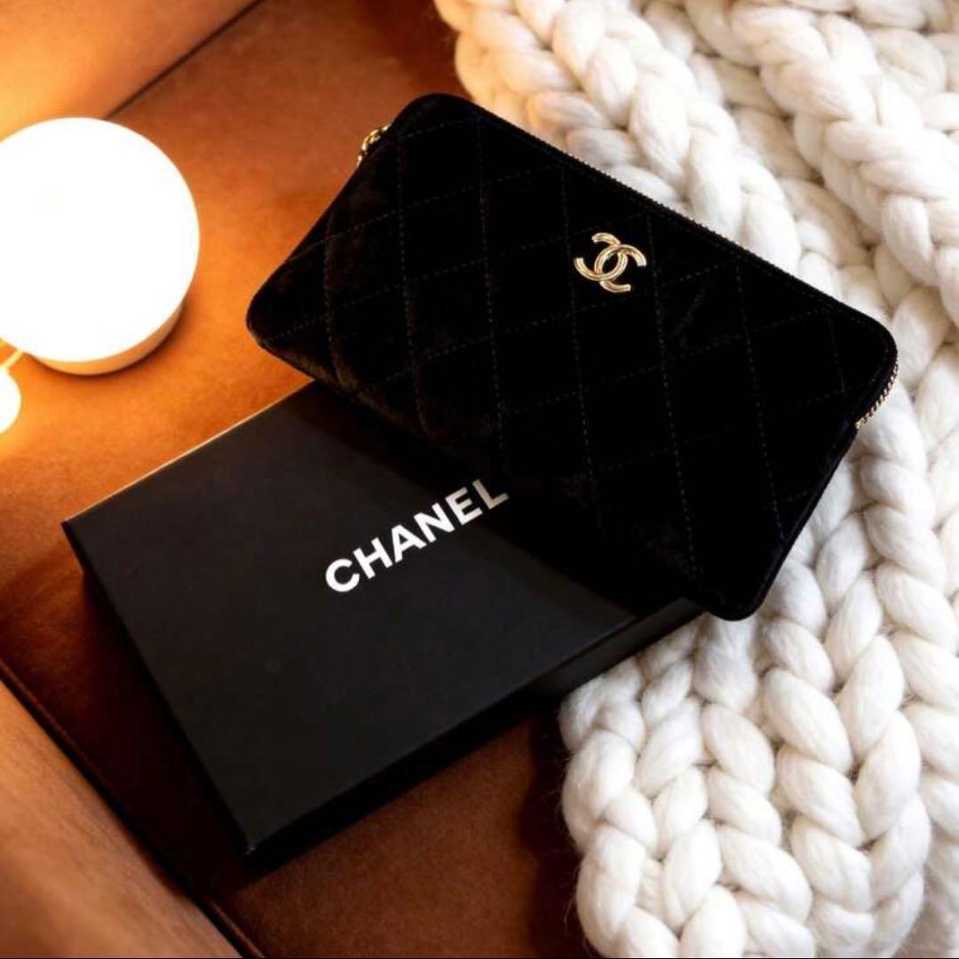 CHANEL カメリア　ペンダント付き　ブラック　ベルベット クラッチ