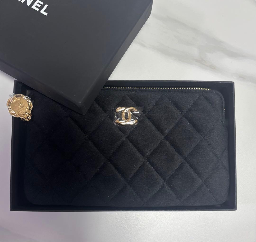 CHANEL カメリア　ペンダント付き　ブラック　ベルベット クラッチ