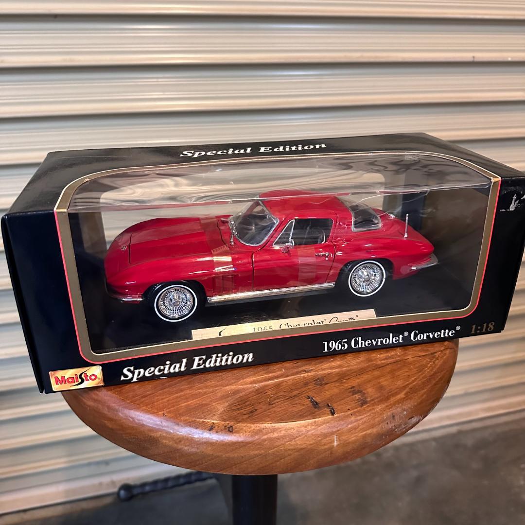 ミニカー 1965 MAISTO CHEVROLET CHEVYCORVETTE 1/18