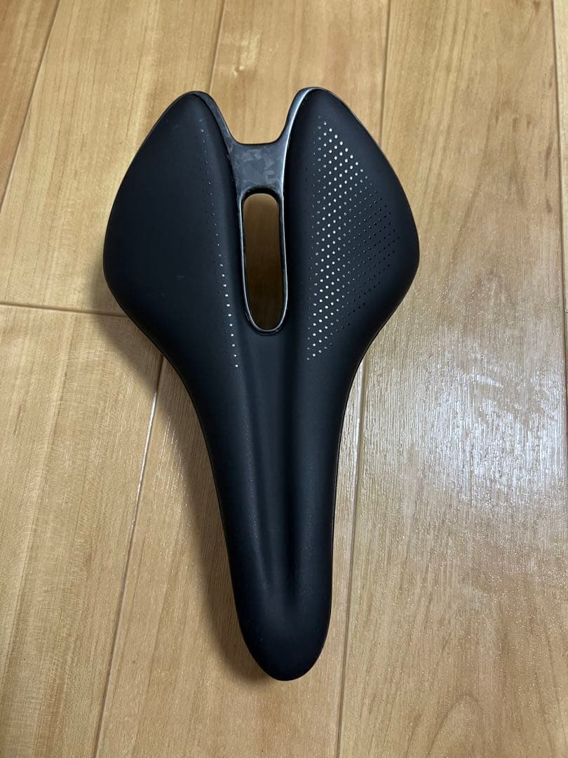 新品 RYET エアロ フルカーボン サドル 軽量
