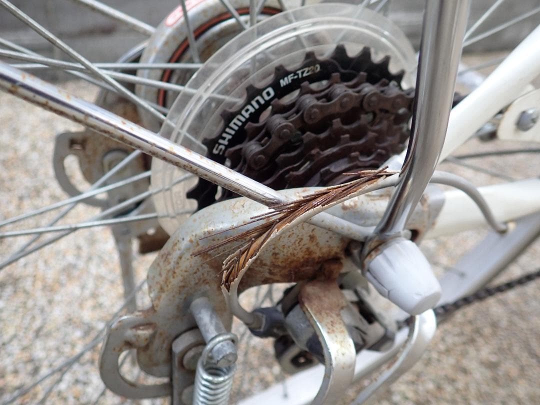 自転車　６段ギア付き　ママチャリ　白色ホワイト　SHIMANO　２７インチ