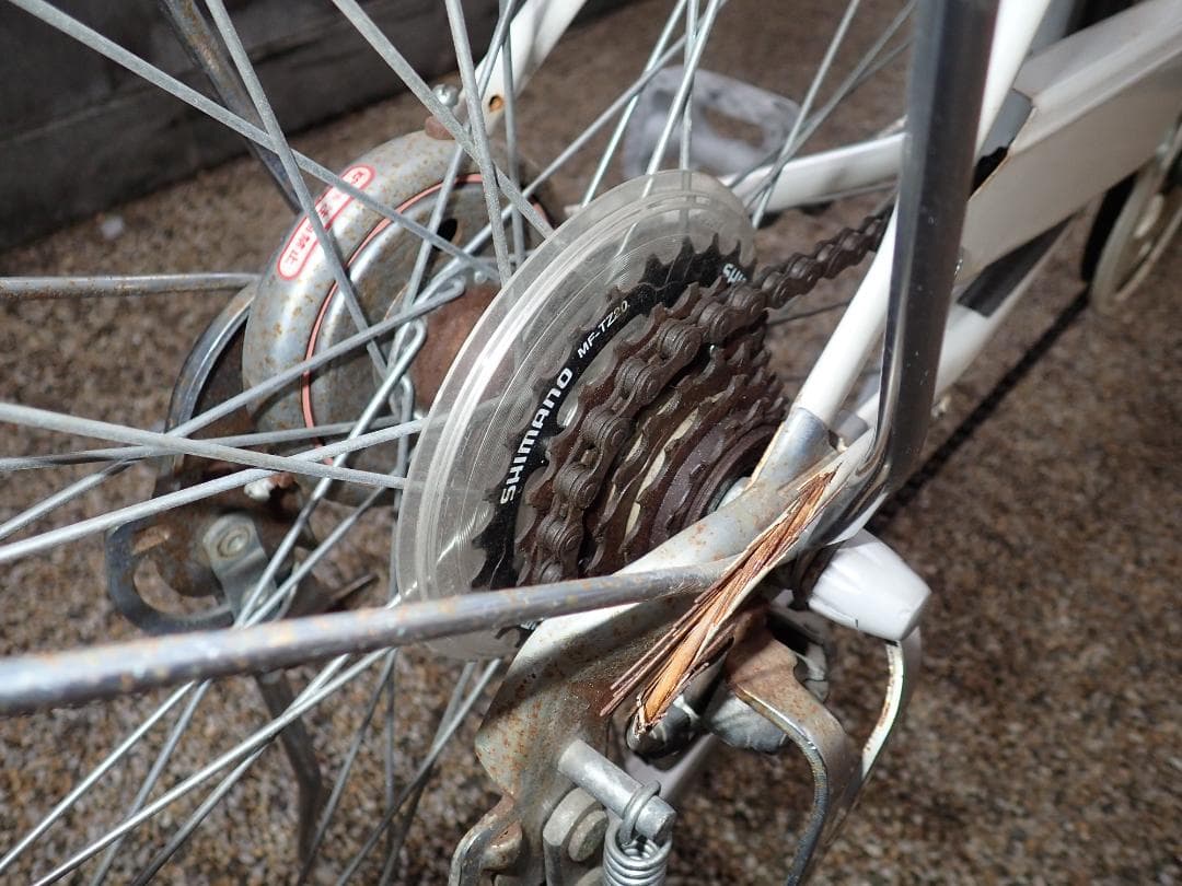 自転車　６段ギア付き　ママチャリ　白色ホワイト　SHIMANO　２７インチ