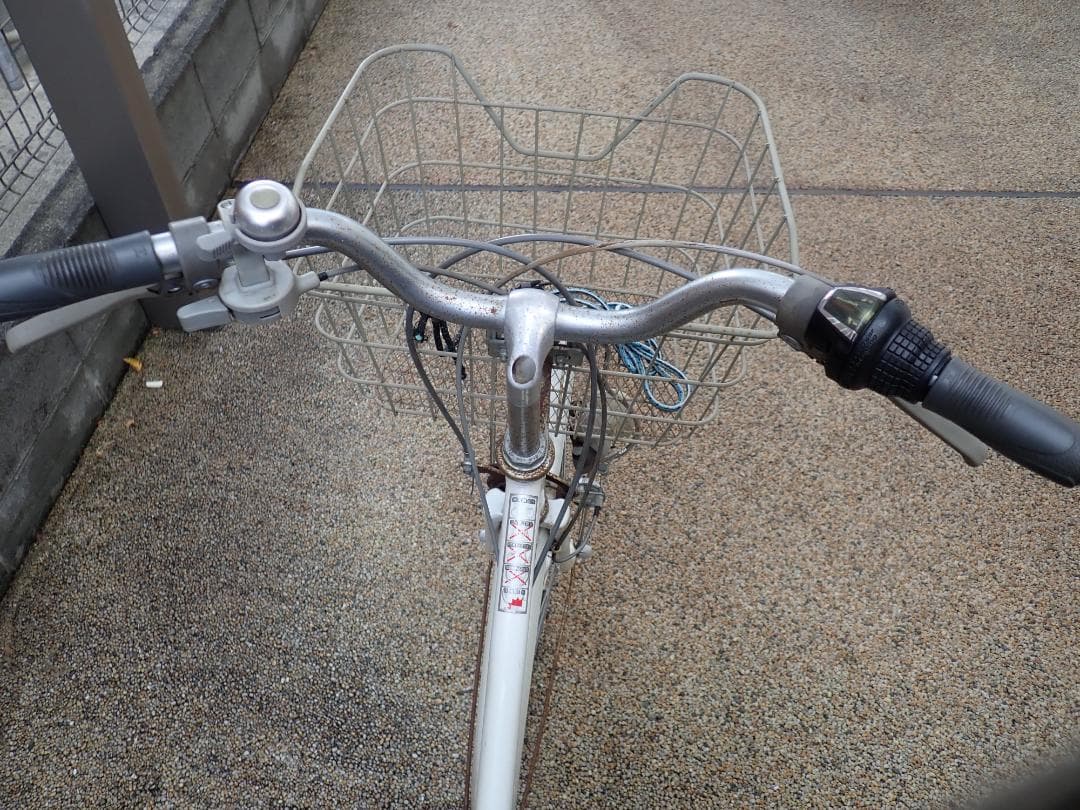 自転車　６段ギア付き　ママチャリ　白色ホワイト　SHIMANO　２７インチ