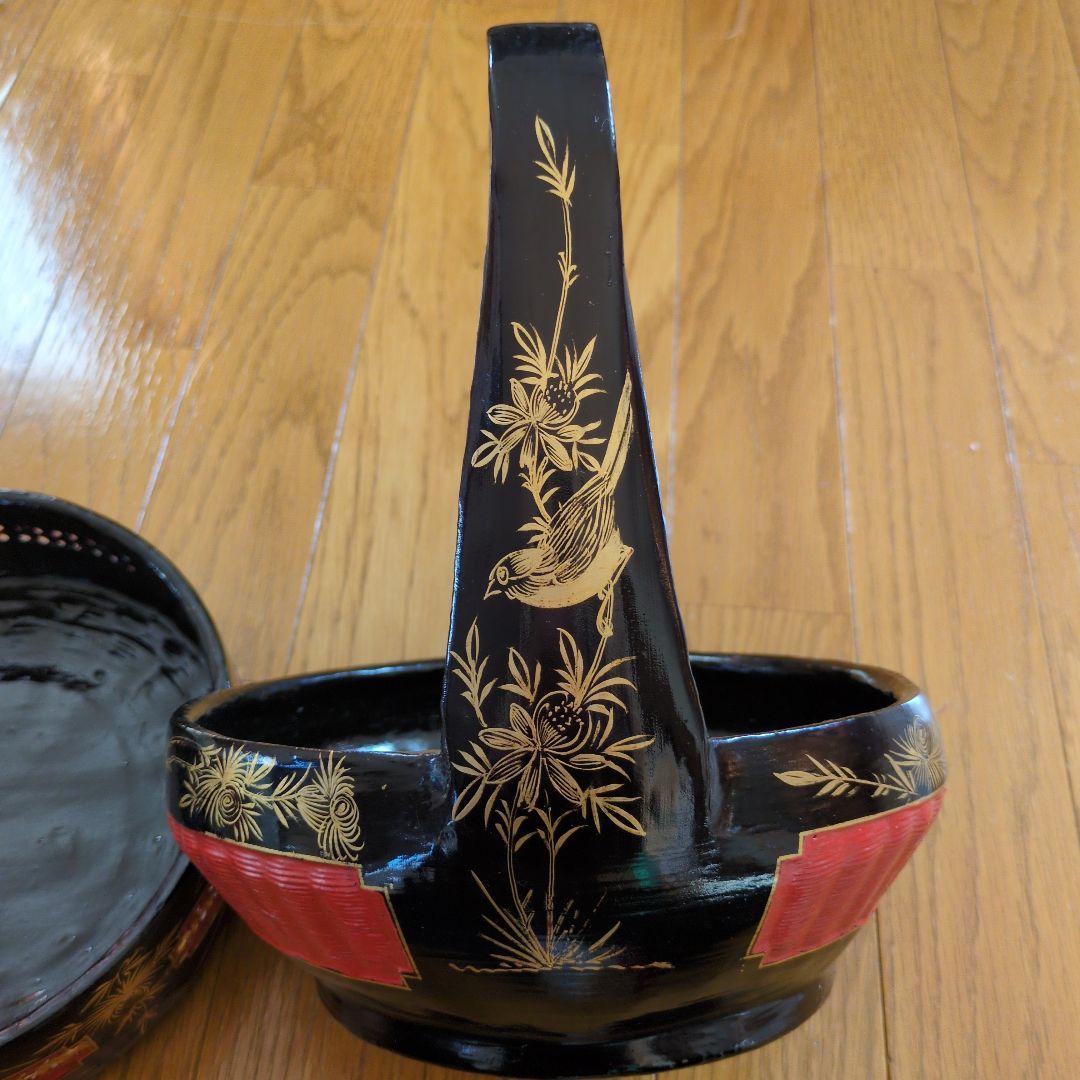伝統的な赤黒漆塗り