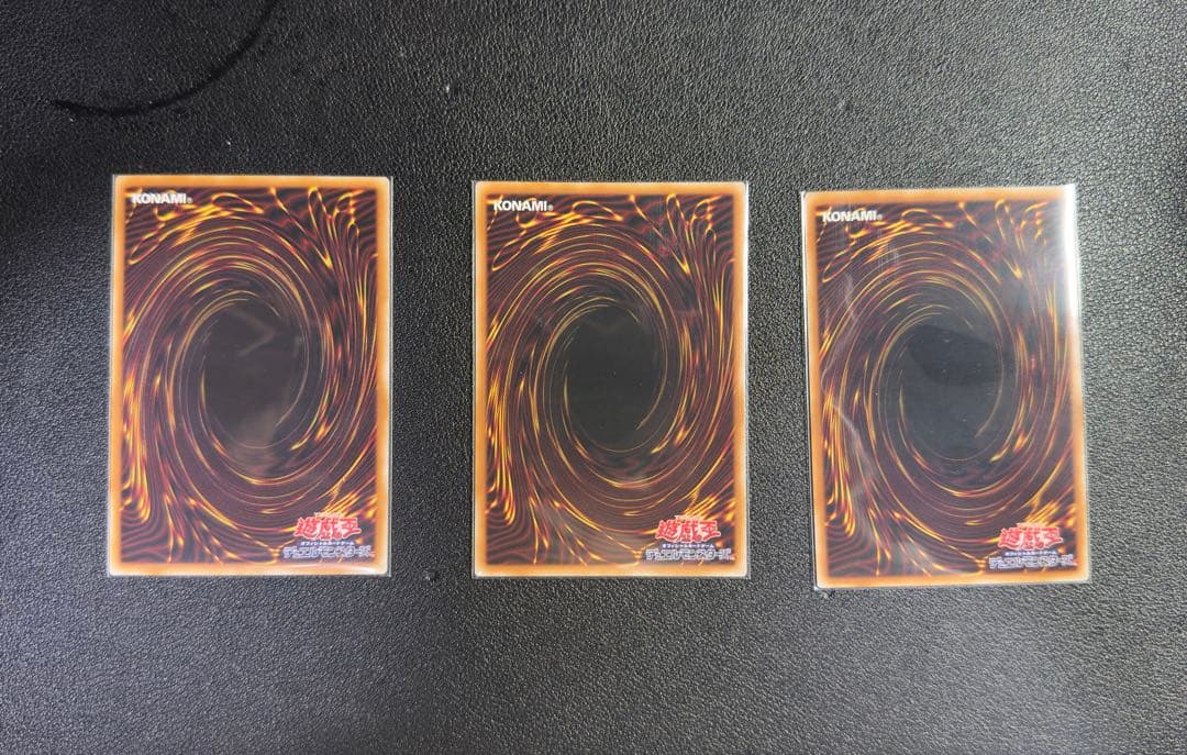 【遊戯王】王のしもべ-ブラック・マジシャン　3枚セット