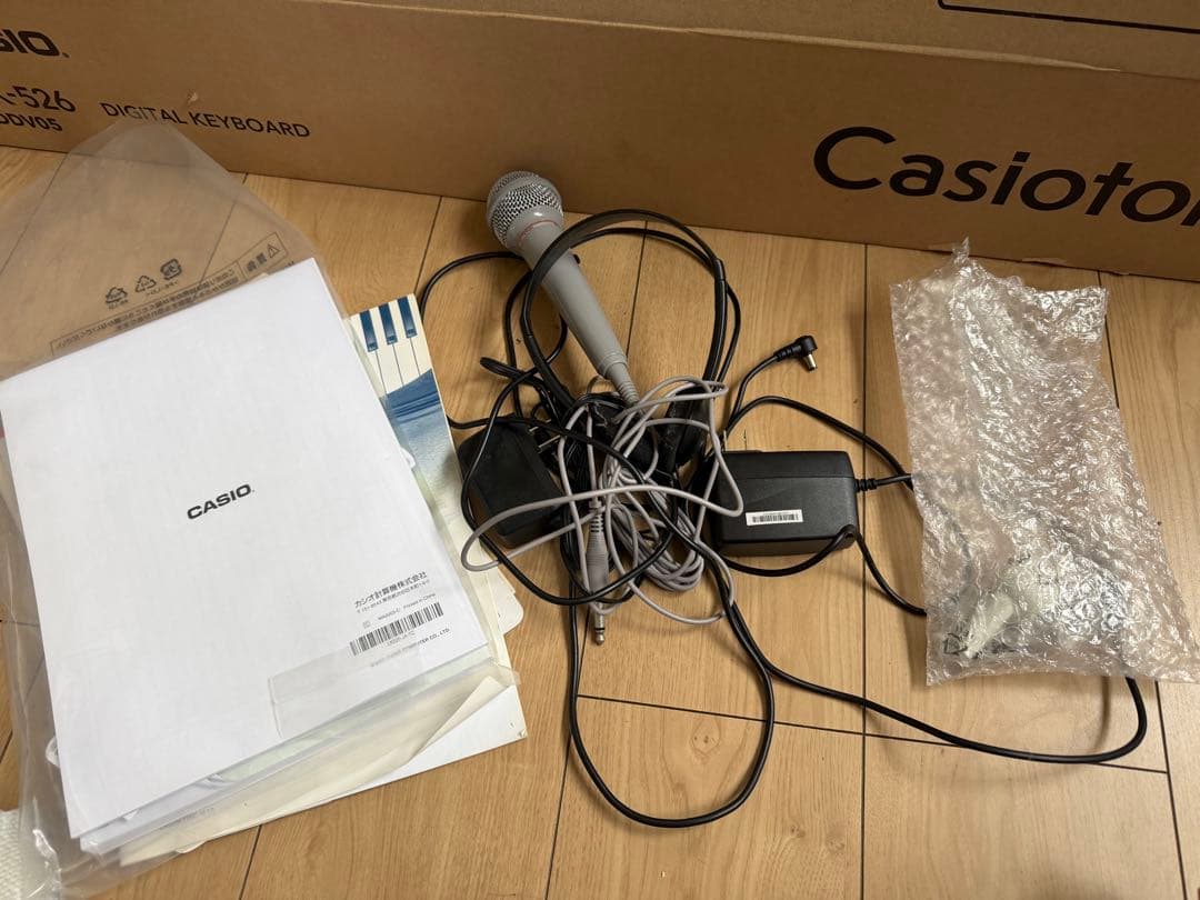 CASIO LK-526電子ピアノ ホワイト