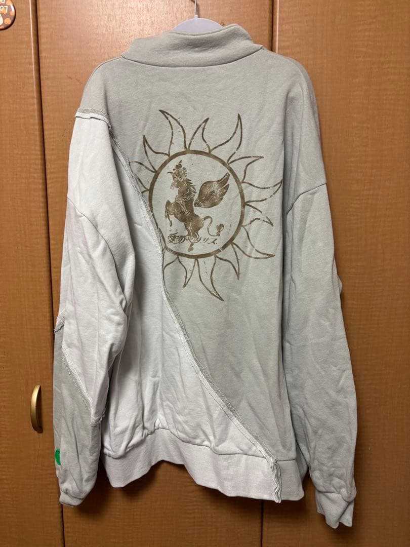 【L】ずっと真夜中でいいのに。愛のペガサスHalf Zip Sweat グレー