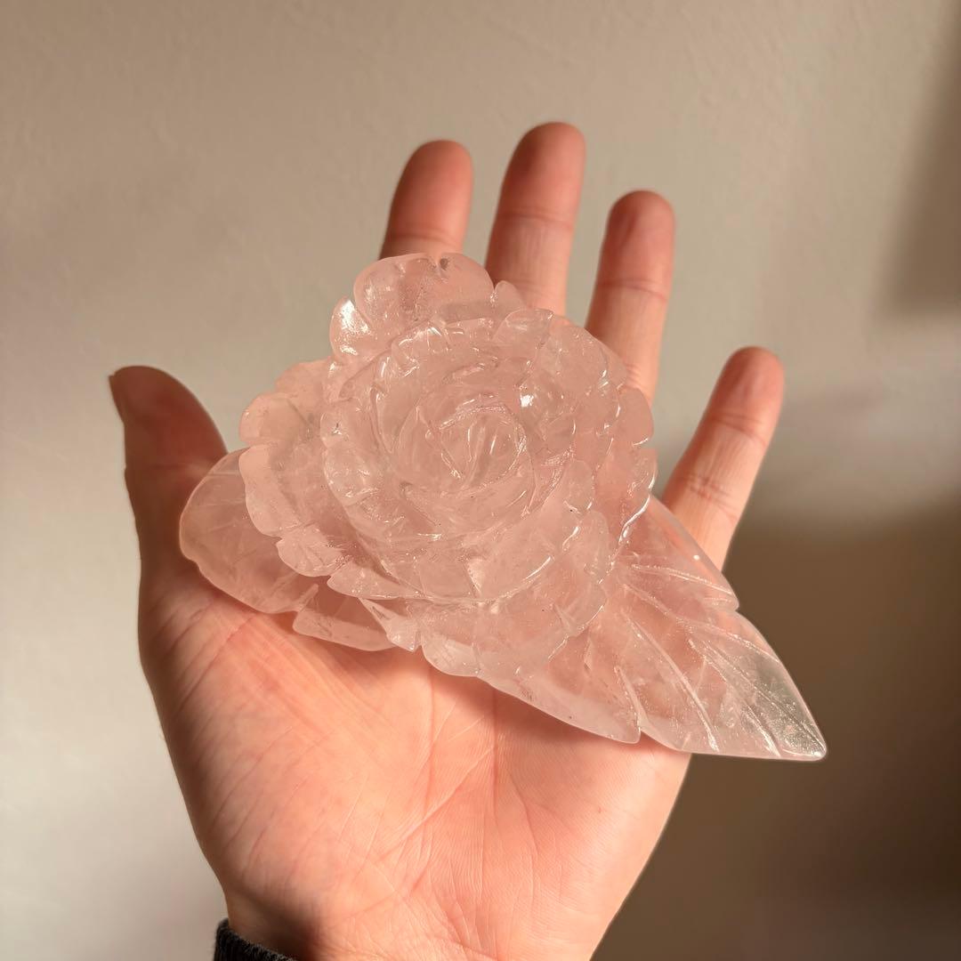 【極美彫り】ローズクォーツ 薔薇 229g リーフ付き 彫刻 天然石