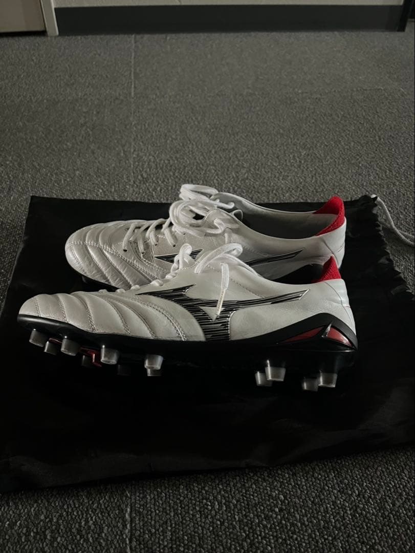 サッカーシューズ・スパイク ホワイト/レッド 収納袋付き