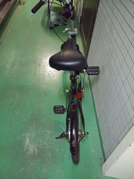 黒い折り畳み式自転車