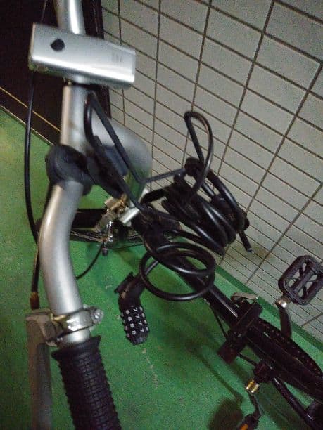黒い折り畳み式自転車