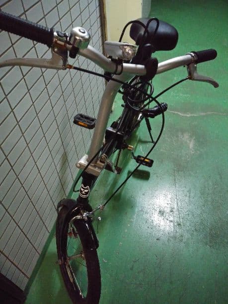黒い折り畳み式自転車