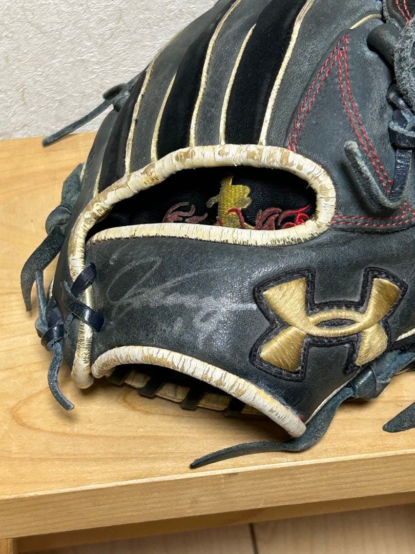 山崎康晃　サイン入り　グローブ　アンダーアーマー　レア