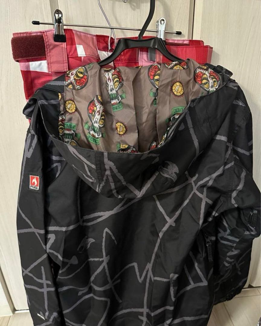 HELLY HANSEN（ヘリーハンセン）のスノボウェア上下セット