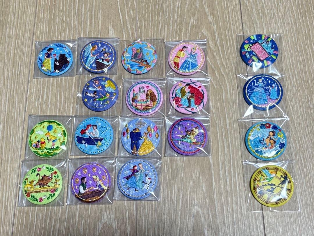 Disney Characters刺繍缶バッジビスケット セミコンプ18個セット