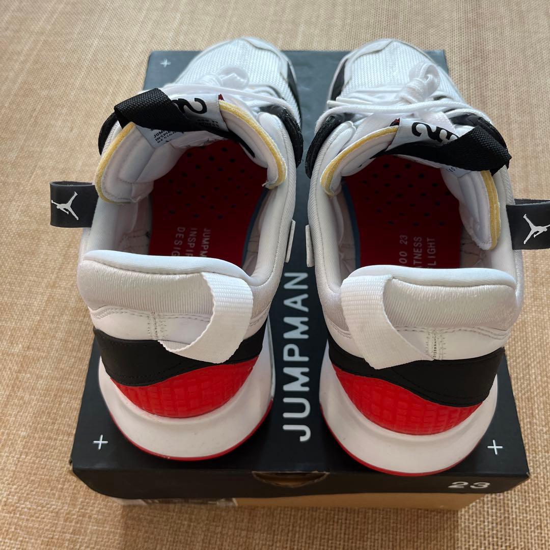 Nike ジョーダン　バスケットボールシューズ ホワイト/ブラック/レッド