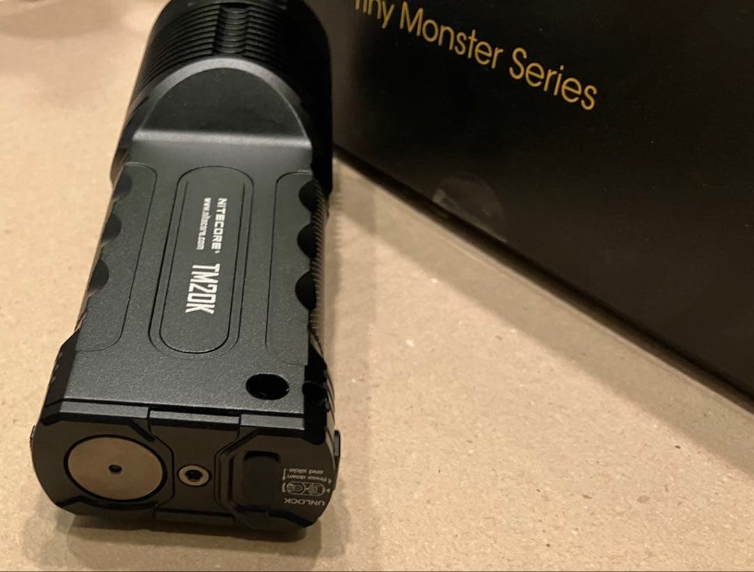 20000ルーメン NITECORE TM20K フラッシュライト