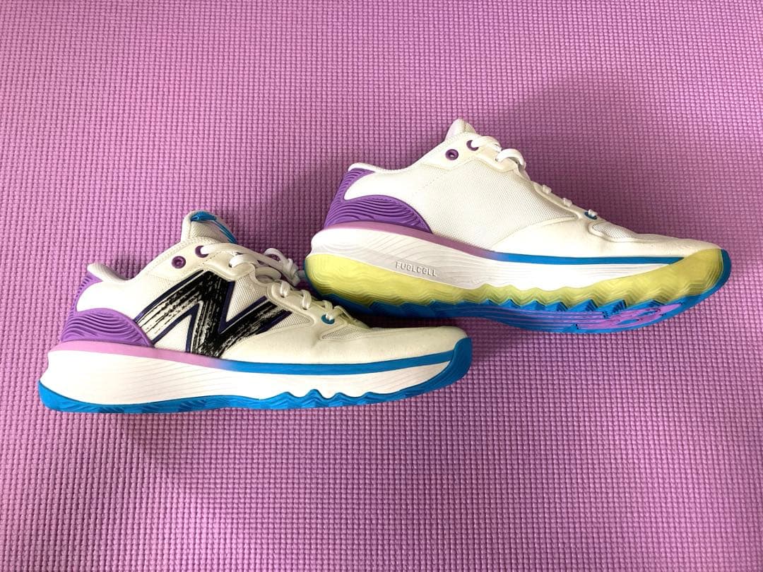 たけ 【美品】New Balance FuelCell HESI LOW