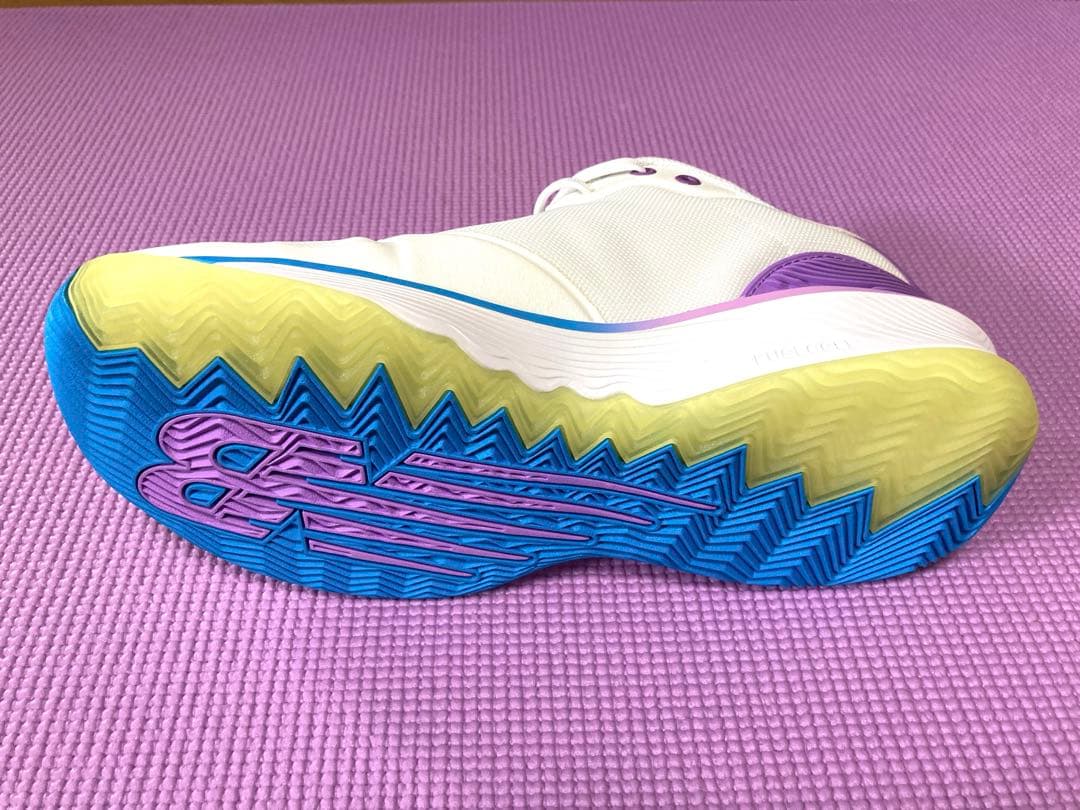 たけ 【美品】New Balance FuelCell HESI LOW