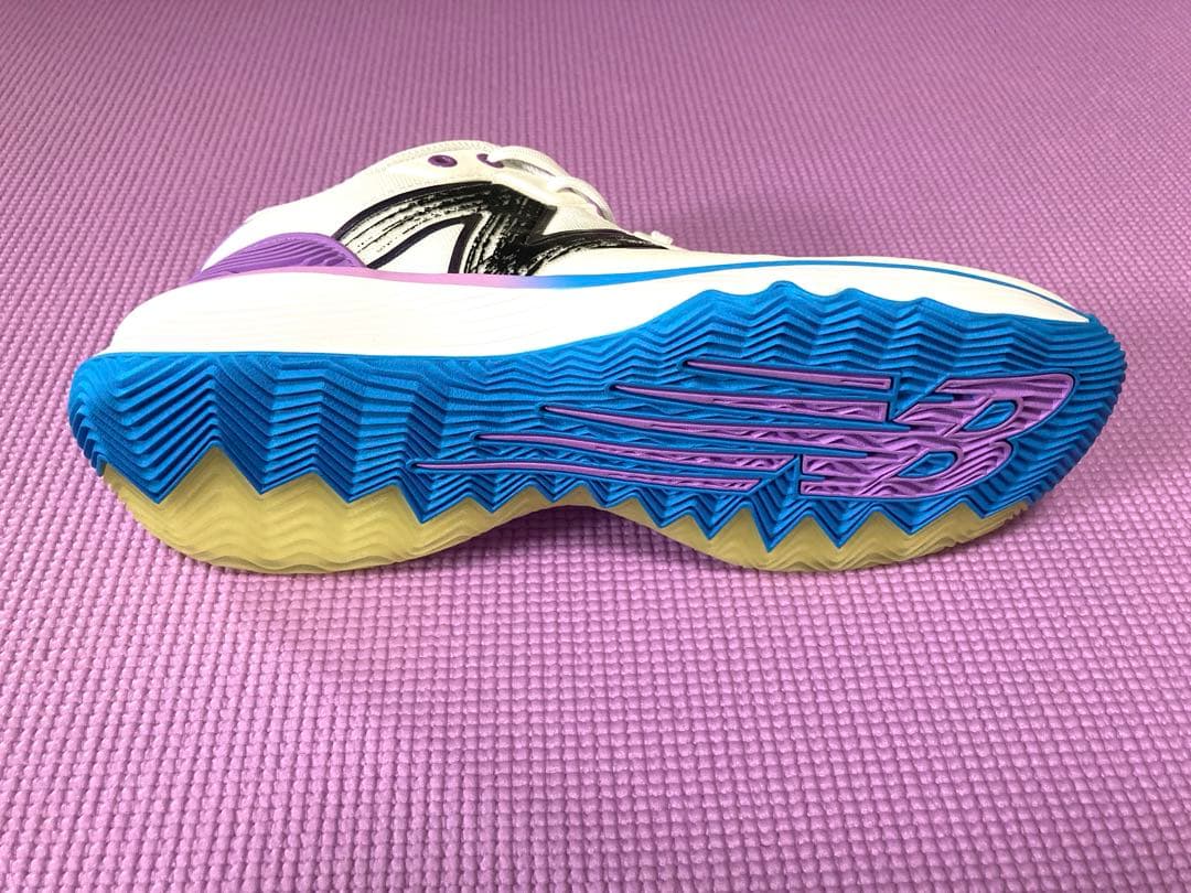 たけ 【美品】New Balance FuelCell HESI LOW