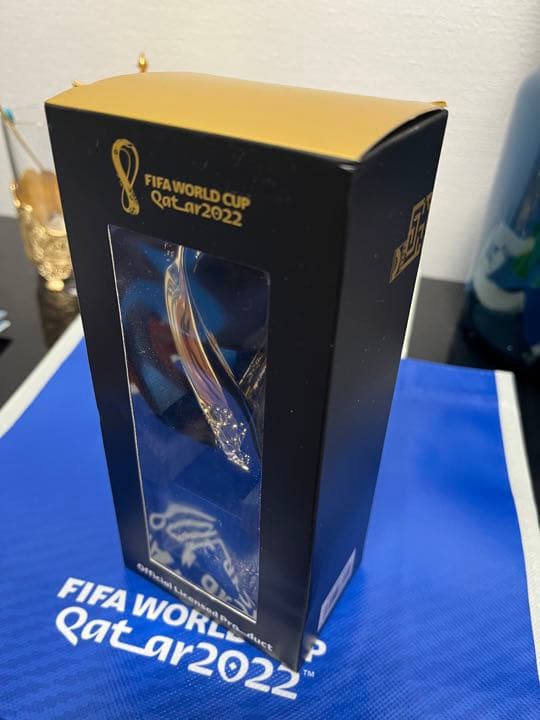 カタール W杯 公式 エンブレム トロフィー