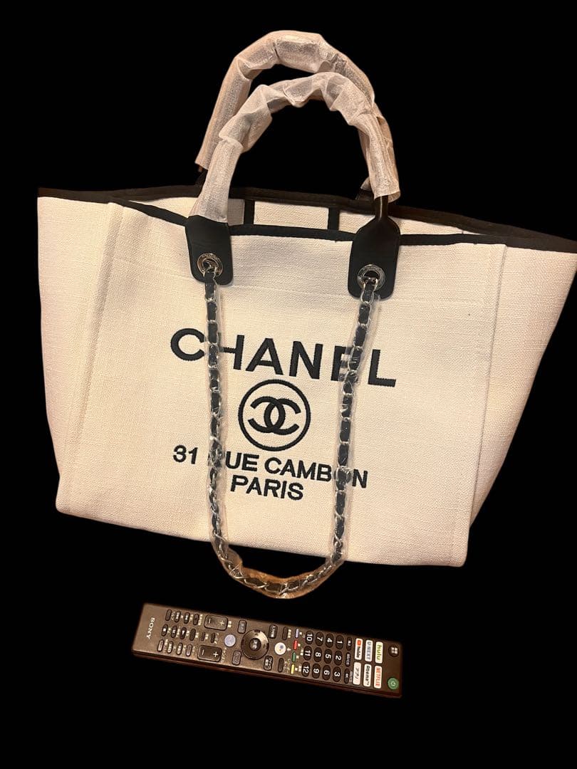 CHANEL ノベルティホワイトキャンバスショルダーバッグ