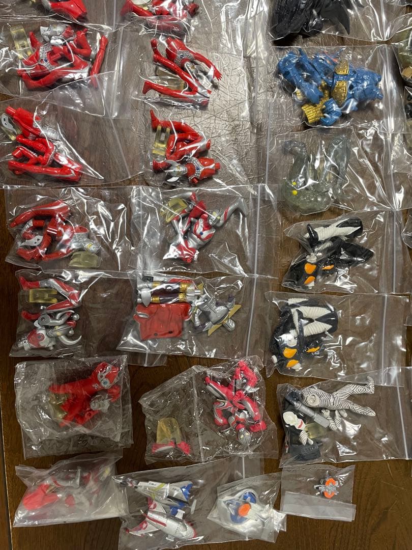 ウルトラマン、怪獣ガチャガチャ73体